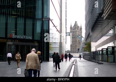 L'ufficio contabile Ernst & Young in More London Place si trova vicino alla tranquilla fontana di Rill, con il maestoso Tower Bridge sullo sfondo Foto Stock