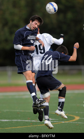 Due Merrimack College giocatori battaglia per un centrocampo testata contro un giocatore da SCSU durante una partita a New Haven CT STATI UNITI D'AMERICA Foto Stock