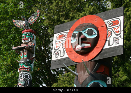 Una foto di Stanley Park coloratissimi totem pole in Vancouver, BC, Canada Foto Stock