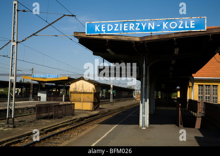 Stazione ferroviaria di piattaforma e via nella città polacca di Kedzierzyn-Kozle. La Polonia. Foto Stock