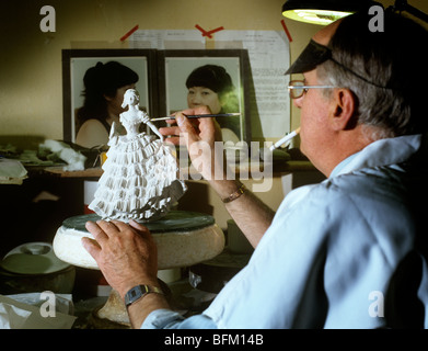 Regno Unito, Inghilterra, Worcestershire, Royal Worcester fabbrica, potter Michael Davies assemblaggio statuetta in anni novanta Foto Stock