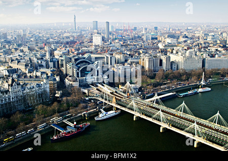 Hungerford bridge visto dal London Eye in Inghilterra Foto Stock