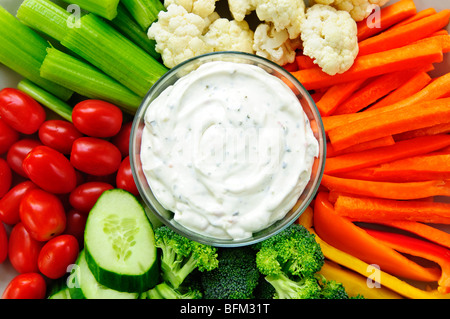 Piatto di un assortimento di verdure fresche con dip Foto Stock