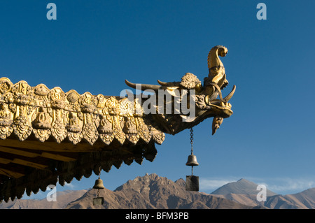 Tetto ornamentali di il tempio del Jokhang a Lhasa il Tibet Foto Stock