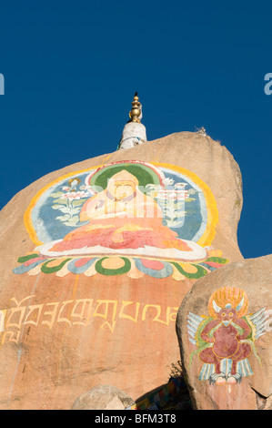 Roccia buddista i dipinti e le sculture di un famoso monastero di Drepung a Lhasa il Tibet Foto Stock