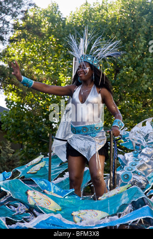 La ballerina dai Baccanali galleggiante al carnevale di Notting Hill 2009 Foto Stock