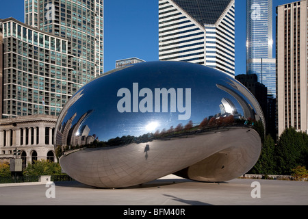Il cloud gate o bean scultura di atrist Anish Kapoor AT&T Plaza in Millennium Park all'interno del Loop area comunitaria di Chicago Foto Stock