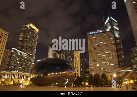 Il cloud gate o bean scultura di atrist Anish Kapoor AT&T Plaza in Millennium Park di Chicago di notte Foto Stock