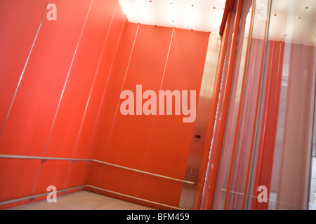 Rosso grande ascensore, LACMA, Los Angeles County Museum of Art Foto Stock