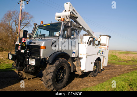 Mercedes Unimog U1200 veicolo utilitario con simon paranco e le paludi vicino a Ely Foto Stock