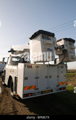 Mercedes Unimog U1200 veicolo utilitario con simon paranco e le paludi vicino a Ely Foto Stock