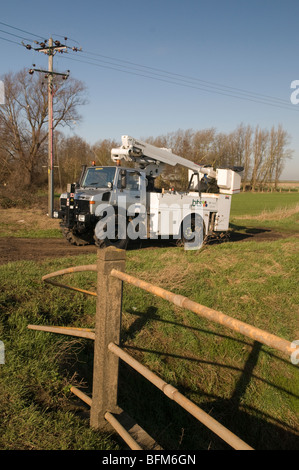 Mercedes Unimog U1200 veicolo utilitario con simon paranco e le paludi vicino a Ely Foto Stock