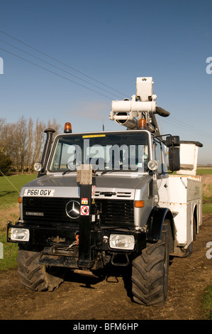 Mercedes Unimog U1200 veicolo utilitario con simon paranco e le paludi vicino a Ely Foto Stock