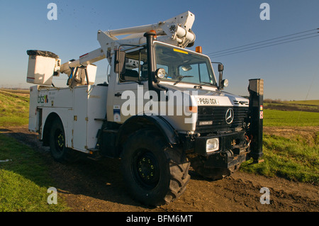 Mercedes Unimog U1200 veicolo utilitario con simon paranco e le paludi vicino a Ely Foto Stock