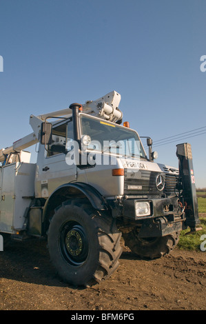 Mercedes Unimog U1200 veicolo utilitario con simon paranco e le paludi vicino a Ely Foto Stock