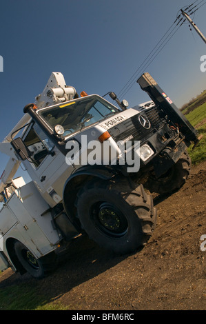 Mercedes Unimog U1200 veicolo utilitario con simon paranco e le paludi vicino a Ely Foto Stock