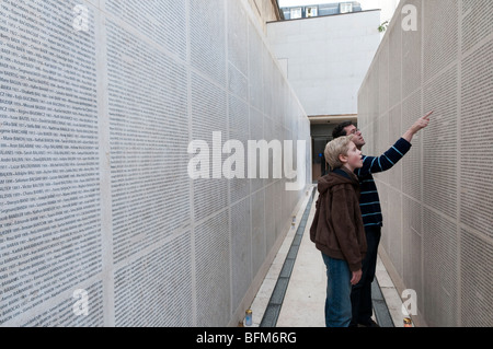 Il Muro dei Nomi nel museo commemorativo di Holocaust elenca i 76.000 ebrei deportati dalla Francia, Parigi Foto Stock