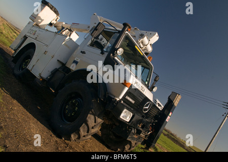 Mercedes Unimog U1200 veicolo utilitario con simon paranco e le paludi vicino a Ely Foto Stock