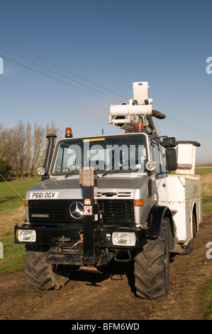 Mercedes Unimog U1200 veicolo utilitario con simon paranco e le paludi vicino a Ely Foto Stock