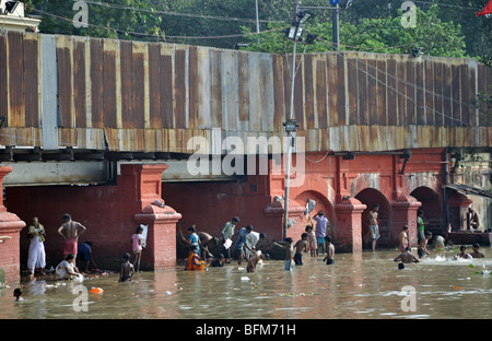 Lavaggio e nuotare nel Fiume Hooghly, o il Gange Kolkuta, West Bengal, India Foto Stock