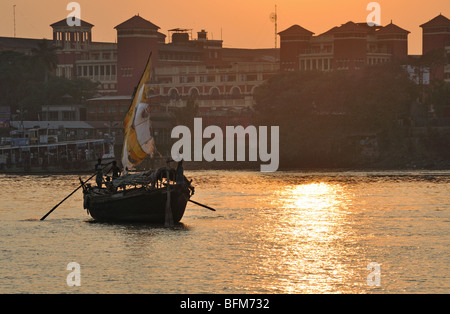 Gita in barca sul Fiume Hooghly, Kolkuta, West Bengal, India Foto Stock