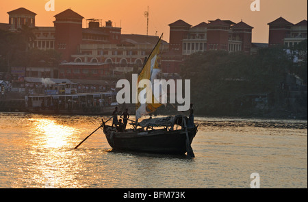 Gita in barca sul Fiume Hooghly, Kolkuta, West Bengal, India Foto Stock