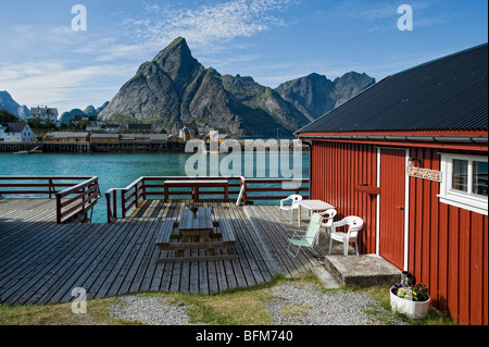 Un rorbu vicino a Reine, Lofoten, a nord della Norvegia Foto Stock