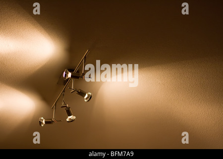 Luci spot luminoso sul soffitto Foto Stock