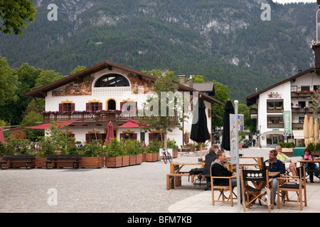 Garmisch Partenkirchen Baviera Germania. Chalet tradizionali su strada pedonale e caffetteria sul marciapiede in località alpina comune Foto Stock