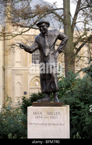 La Max Miller memorial sculpture nel centro città di Brighton Regno Unito Foto Stock