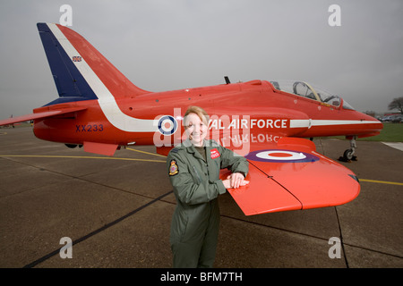 Primo pilota femmina con la RAF team display frecce rosse, Kirsty Moore. Foto Stock