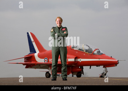 Primo pilota femmina con la RAF team display frecce rosse, Kirsty Moore. Foto Stock