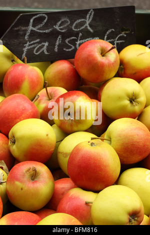 Red Falstaff fresche mele mature per la vendita al mercato di Borough londinese di Southwark Foto Stock