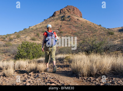 Una donna escursionismo il sentiero vista presso il Ranch Muleshoe Foto Stock