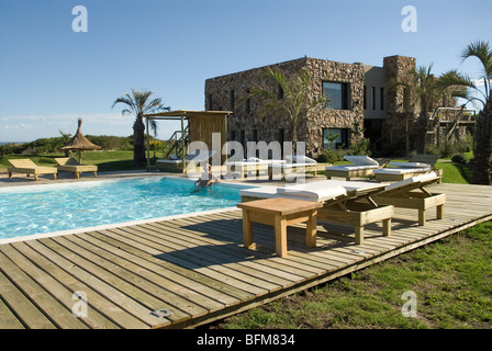 Uomo in piscina a Casa Suaya, Jose Ignacio, Uruguay Foto Stock