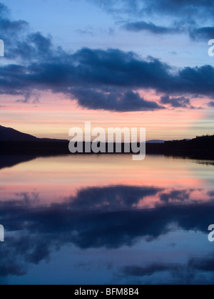 Tramonto sul Loch Morlich, Aviemore, altopiani, Scozia Foto Stock