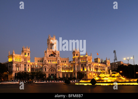 Plaza de Cibeles, uno di Madrid la più bella piazza con i neo-gotico palazzo dove si trova il municipio. Foto Stock