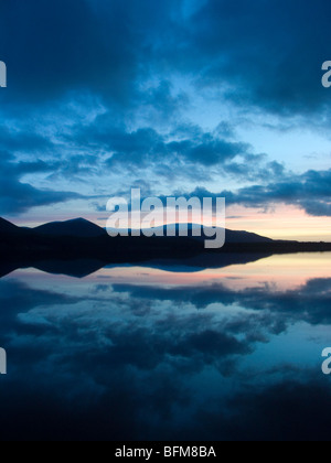 Tramonto sul Loch Morlich, Aviemore, altopiani, Scozia Foto Stock