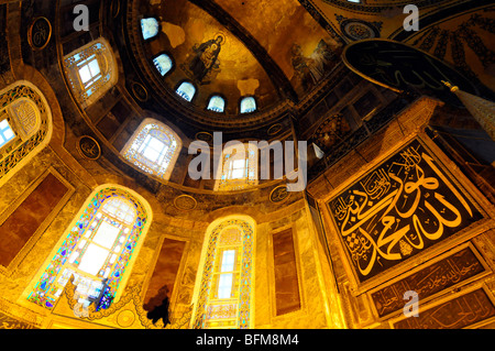 Interno di Aya Sofia Museum con la calligrafia e una immagine della Vergine Maria ad Istanbul in Turchia. Foto Stock