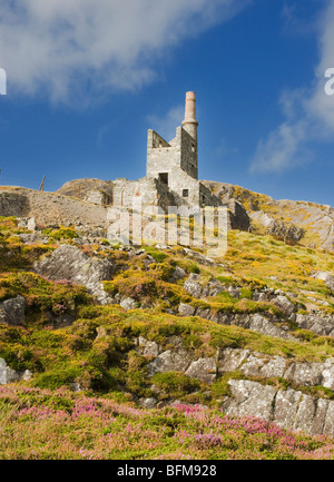 Miniera di montagna, di un palazzo del XIX secolo ha rovinato il Cornish casa del motore in Allihies, Beara, County Cork, Irlanda Foto Stock
