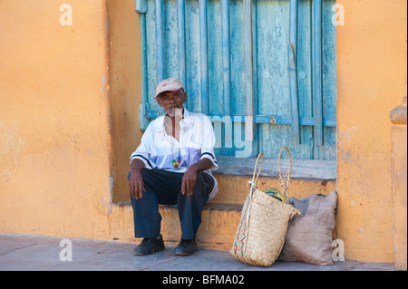 Il vecchio uomo di fumare il sigaro in Trinidad, Cuba Foto Stock