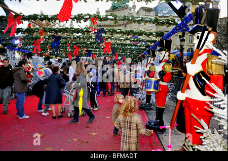 Parigi, Francia, Famiglia giovane, Shopping di Natale, folle, Visita al tradizionale mercatino di Natale, Natale a Parigi Foto Stock