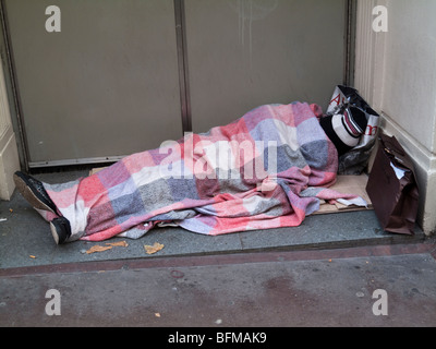 La persona senza dimora addormentato in porta a Mayfair, London, England, Regno Unito Foto Stock