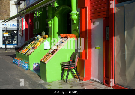 Colorata area dello shopping, Harrow Road, London, England, Regno Unito, Europa, Europa Foto Stock