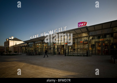 La Vichy stazione ferroviaria, rinnovato nel 2009 (Allier - Francia). Gare SNCF de Vichy rénovée en 2009 (Allier - Auvergne - Francia). Foto Stock