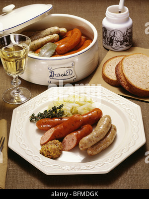 Salsicce e crauti. Foto Stock