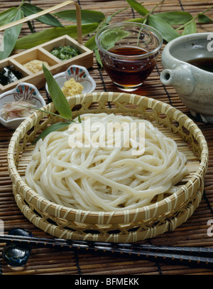 Udon tagliatelle con condimenti Foto Stock