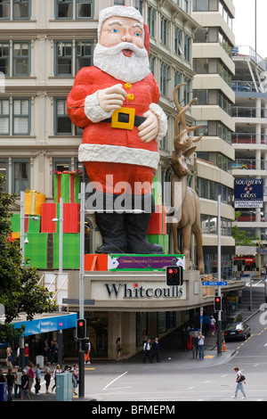 Iconico di Babbo Natale al di fuori Whitcoulls book shop Queen Street Auckland Nuova Zelanda Foto Stock