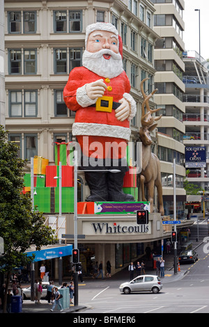 Iconico di Babbo Natale al di fuori Whitcoulls book shop Queen Street Auckland Nuova Zelanda Foto Stock