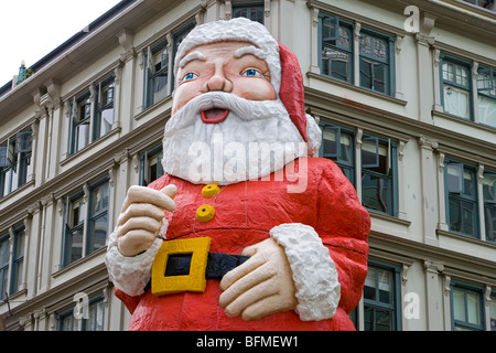 Iconico di Babbo Natale al di fuori Whitcoulls book shop Queen Street Auckland Nuova Zelanda Foto Stock